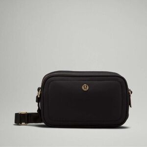 Lululemon 2L camera crossbody